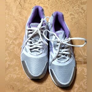Reebok purple and white sneaker   women's 9 W  #1874